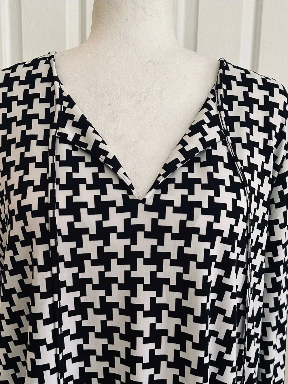 Michael Kors Top Blouse Black White Long Slit Sleeves Geometric Print Size XL